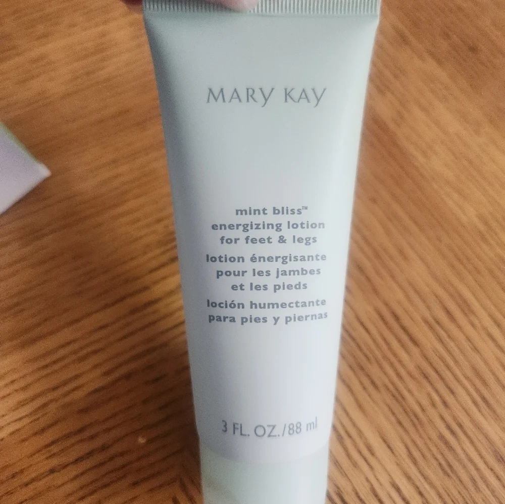 New Mary Kay Mint Bliss Energizing Lotion for Feet and Legs